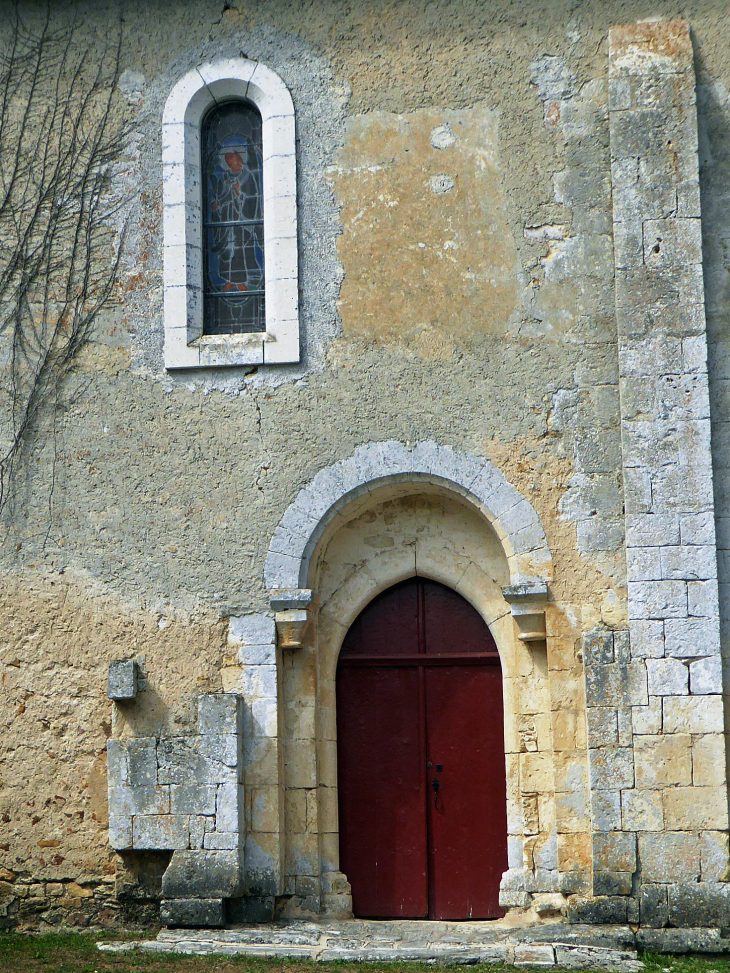 L'entrée de l'église - Sceau-Saint-Angel