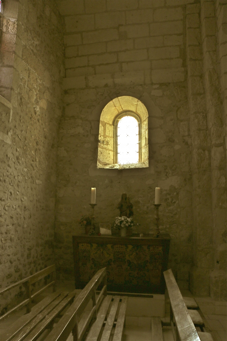 Eglise romane : petite chapelle à gauche du choeur. - Segonzac