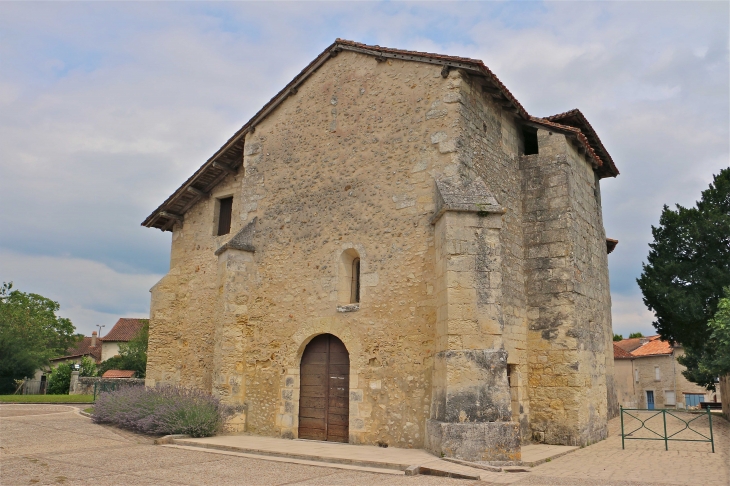 Façade occidentale de l'église romane Notre Dame de la Visitation. - Segonzac