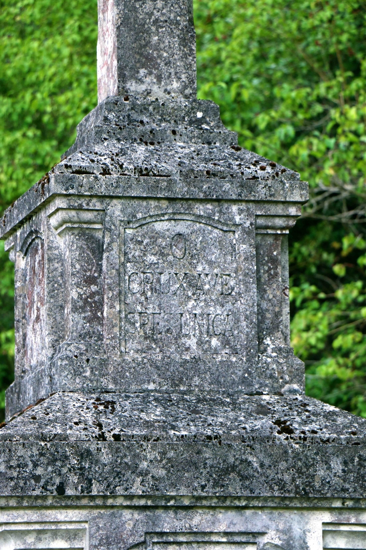 Sur la Croix de sépulture des Vicomte et Vicomtesse de Segonzac.