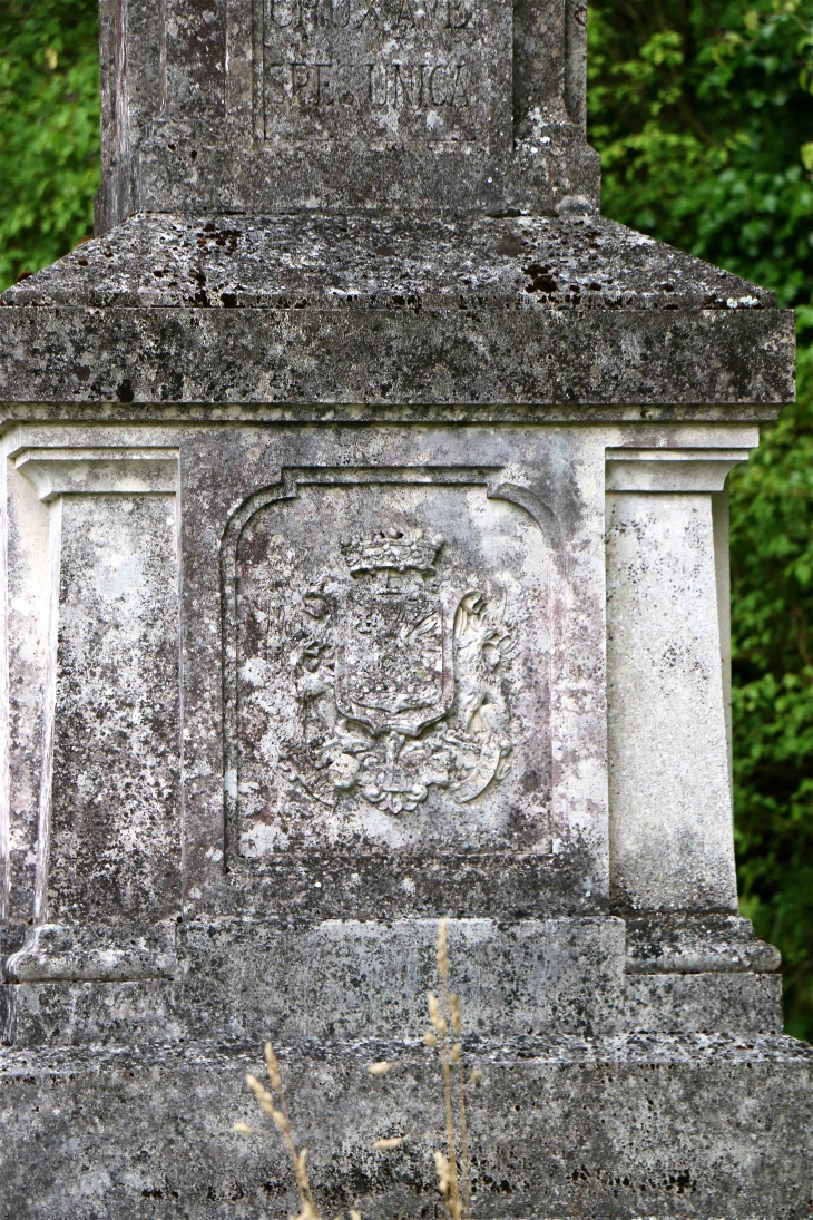 Sur la Croix de sépulture des Vicomte et Vicomtesse de Segonzac.