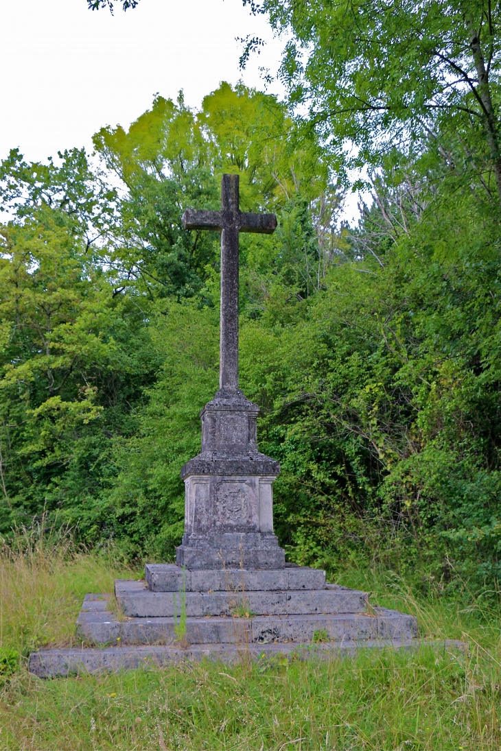 Croix de sépulture des Vicomte et Vicomtesse de Segonzac.