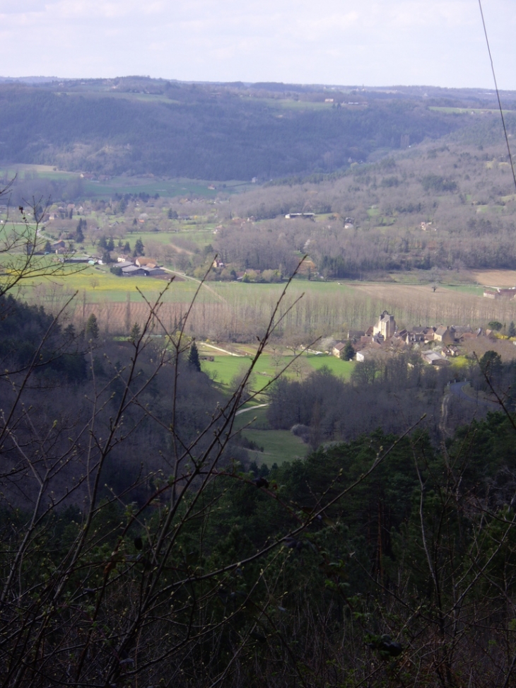 Le village dans la vallée de la Vézère, vu des coteaux. - Sergeac