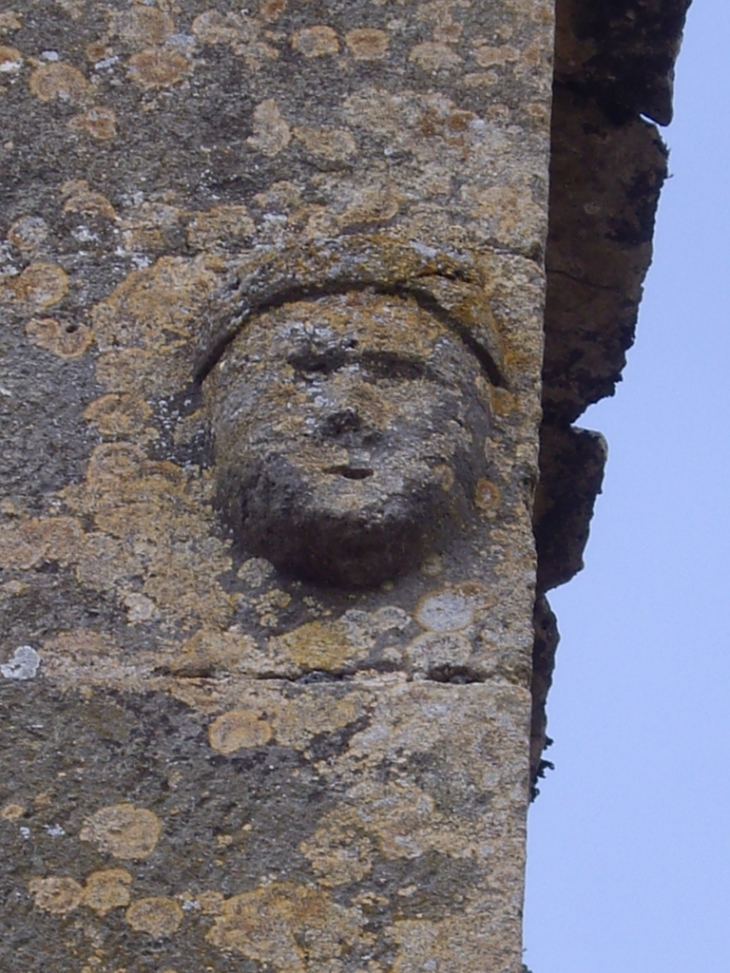 Visage sculpté sur une façade du manoir de la commanderie. - Sergeac