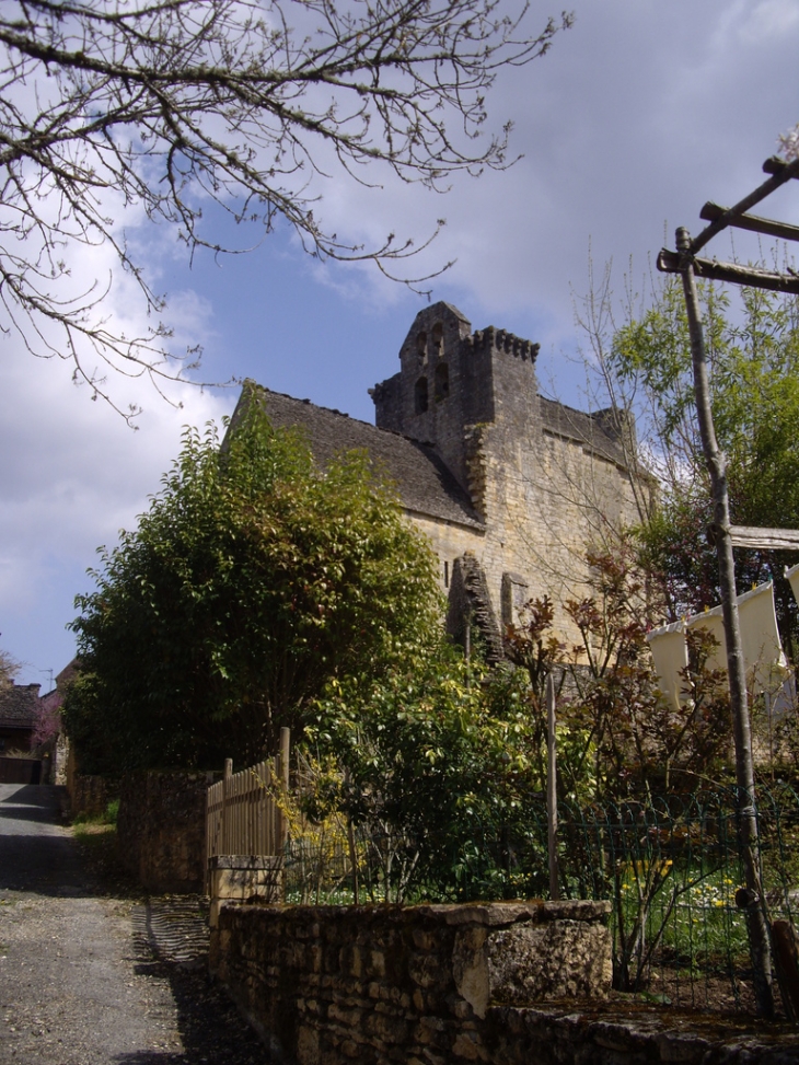 L'église 12ème ,fortifiée 14ème, clocher-mur à 4 baies (MH). - Sergeac