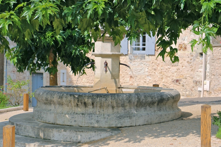La fontaine près de l'église - Siorac-de-Ribérac