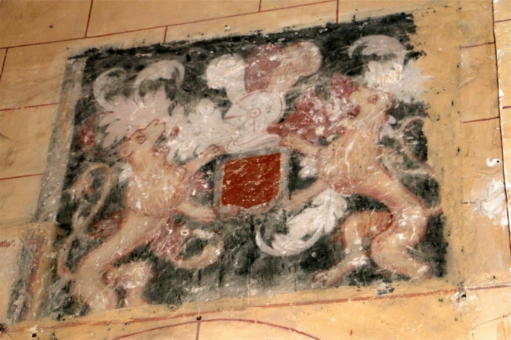 Au-dessus de la petite porte d'entrée sud, une peinture murale représente les armes du Seigneur de Chapt de Rastinhac, Comte de Ribérac. - Siorac-de-Ribérac
