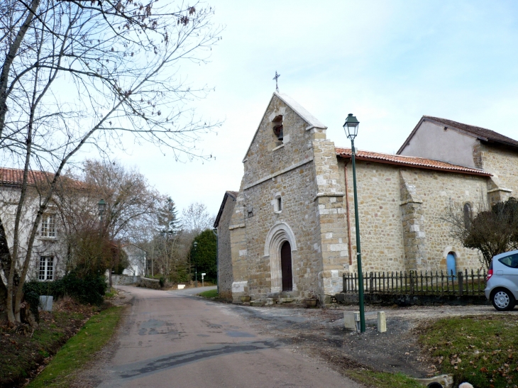 L'église Saint-Julien, fondée à l'époque romane, puis remaniée et restaurée au fil des siècles. - Soudat