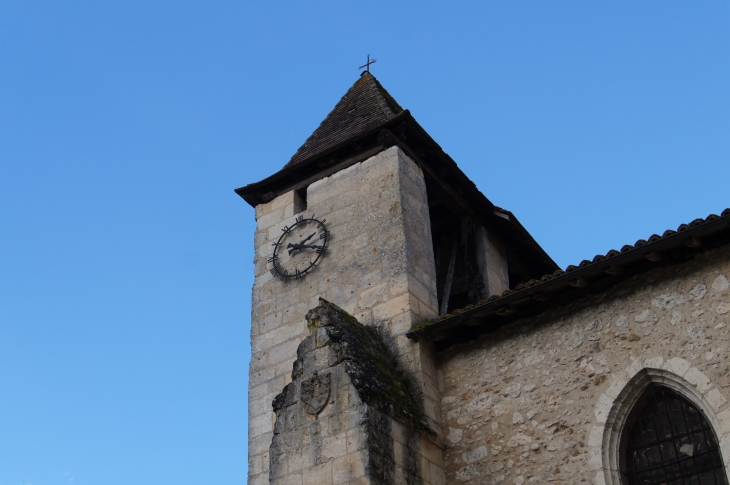 Le clocher de l'église avec sur son pilier, le Blason. - Sourzac