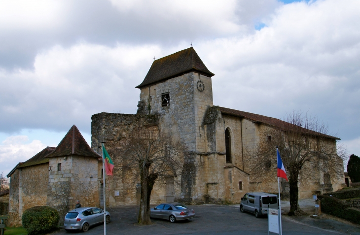 Après avoir été ravagée lors de la guerre de Cent Ans, l'église romane Saint-Pierre et Saint-Paul, a été rebâtie au XVe siècle en style gothique. - Sourzac