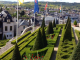 Jardin géométrique en contrebas de l'église.