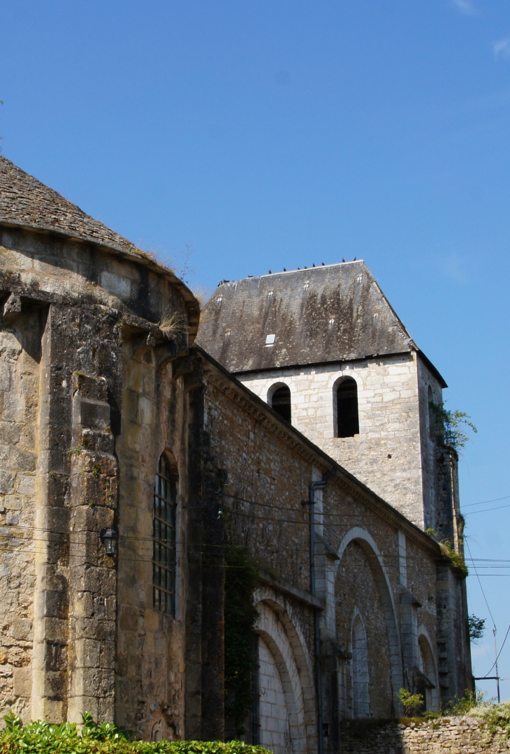 Le clocher de l'église Abbatiale. - Tourtoirac