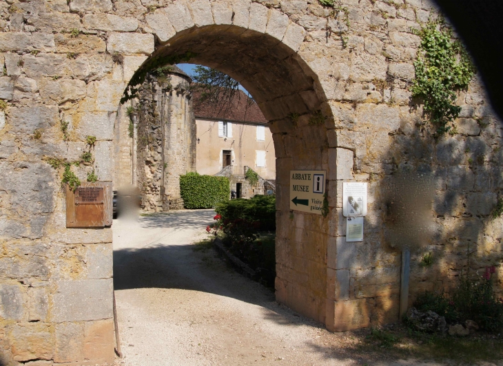 L'entrée de l'Abbaye. - Tourtoirac