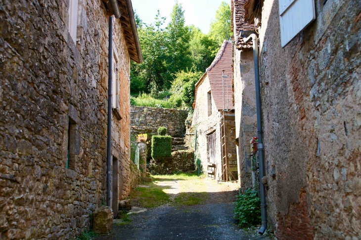 Ruelle du village. - Tourtoirac