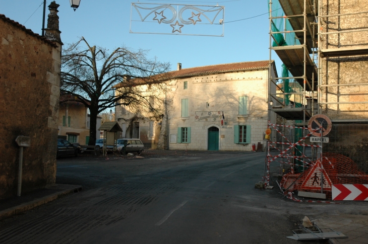 La place du village. La mairie - Vanxains