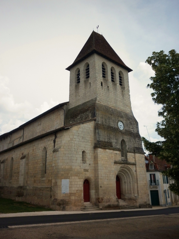 L'église fortifiée (MH) 1147, remaniée au 13/15 et 16ème. - Vanxains