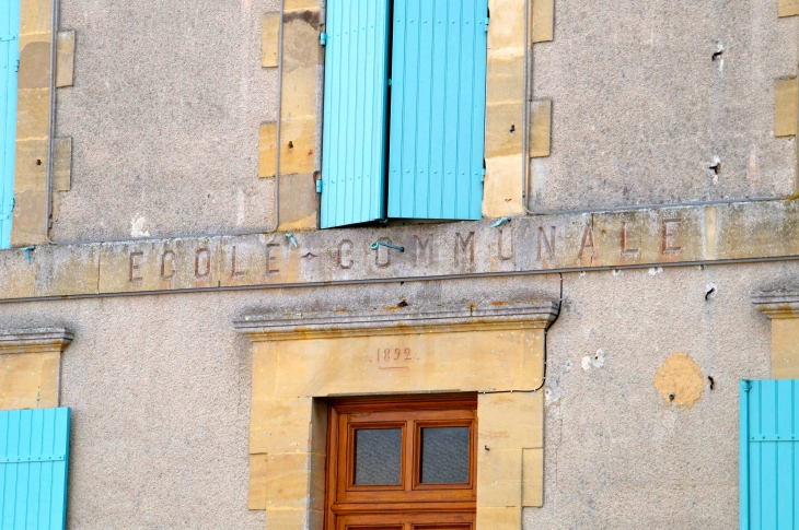 Détail : Ecole communale 1892. - Varennes