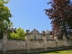 Façade est du château de Vendoire, derrière son mur de clôture.
