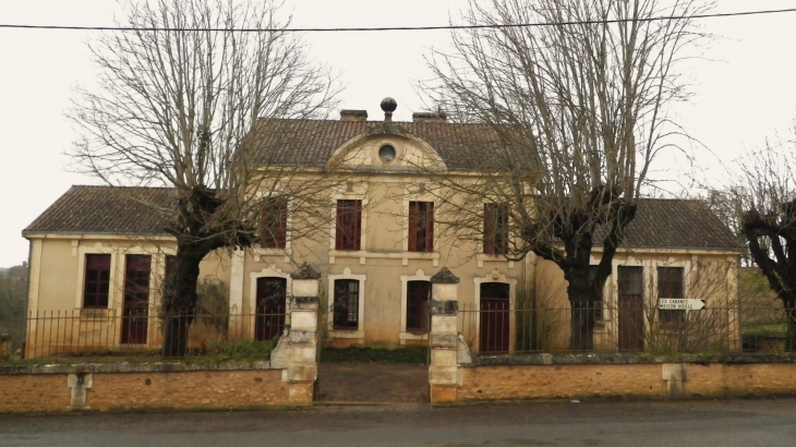 Photo à VeyrinesdeVergt (24380) L'ancienne école communale