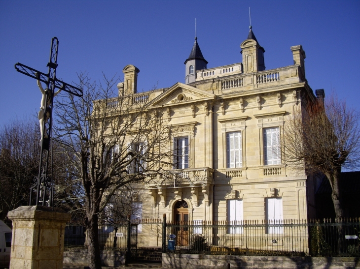 Mairie et musée régionnal, second Empire. - Villefranche-de-Lonchat