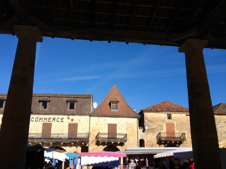 Face à la halle. - Villefranche-du-Périgord