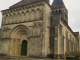 Façade de l'église (MH) à décor d'arcatures et chapiteaux historiés.