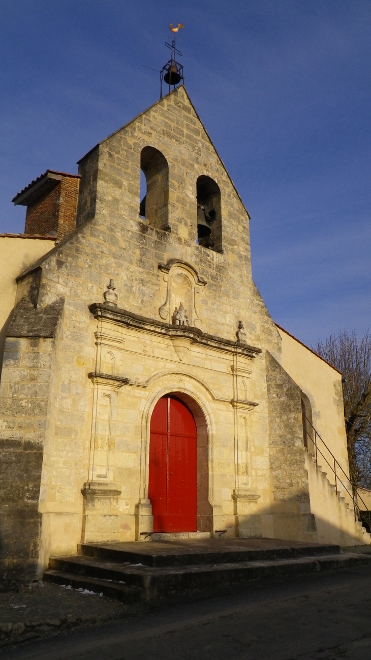 Le clocher-pignon de l'église et son portail de style classique XVIIIème. - Arbanats