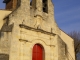 Le clocher-pignon de l'église et son portail de style classique XVIIIème.