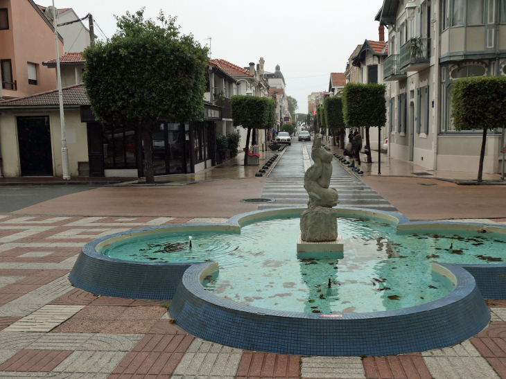 Ville d'été :la fontaine au pied de l'ascenseur vers la ville d'hiver - Arcachon