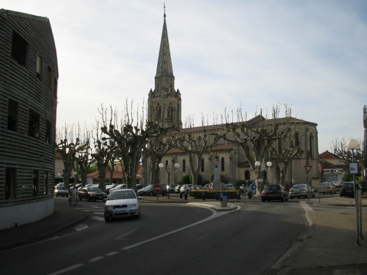 Le centre ville et son eglise - Arès