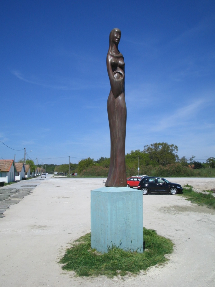 Oceane,statue sur le port ostreicole - Arès
