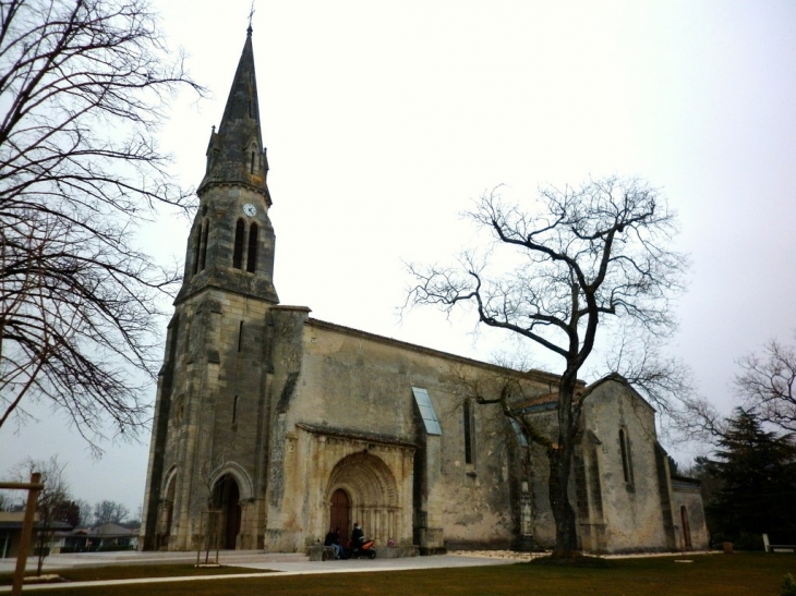 L'église Saint Germain d'origine romane et reconstruite au XIXème. - Arsac