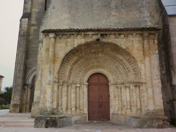 Le portail roman (MH) de l'église Saint Germain. - Arsac