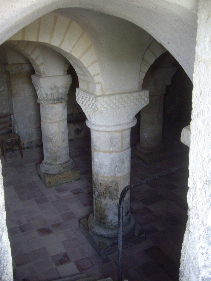Crypte romane de l'église 11ème. - Baron