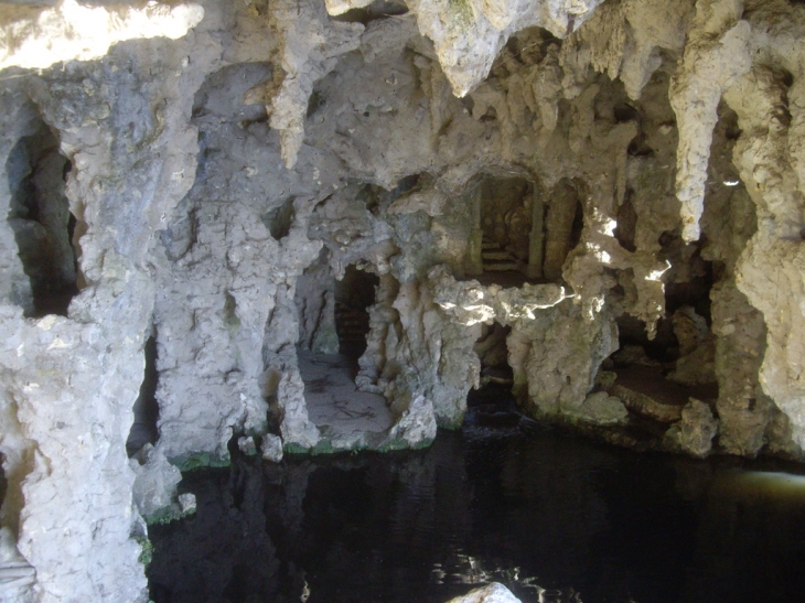 Intérieur de la grotte artificiel du parc de Majolan. - Blanquefort