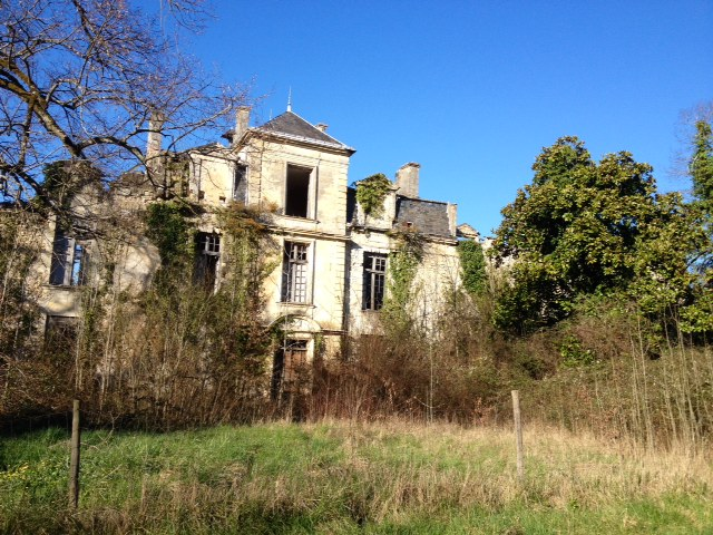 Ruines du château Dillon. Son domaine abrite un lycée agro-viticole. - Blanquefort
