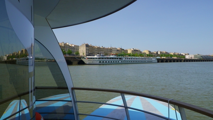 Sur le trajet vers Lormont du Batcub, le paquebot de croisière fluviale le Princesse d'Aquitaine. - Bordeaux