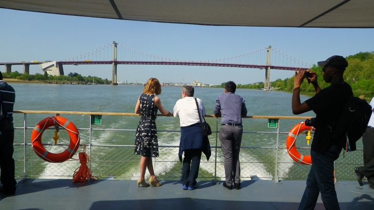 Retour vers le port de Bordeaux à bord du Batcub avec un dernier regard vers le pont d'Aquitaine.
