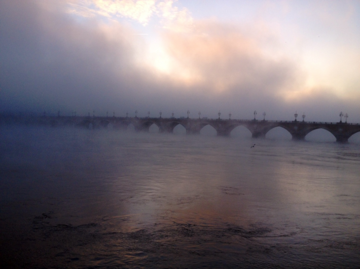 La Garonne sous la brume. - Bordeaux