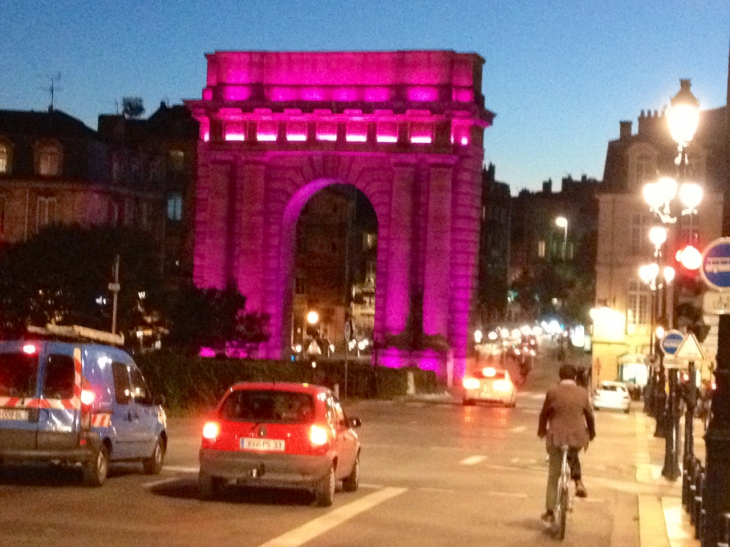 La porte de Bourgogne lors de la campagne de prévention du cancer du sein. - Bordeaux