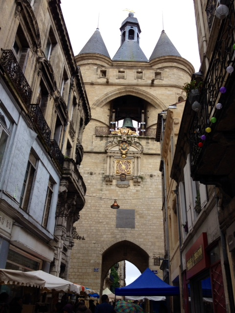 Le beffroi de la Grosse Cloche XIIIème depuis la rue Saint James. - Bordeaux