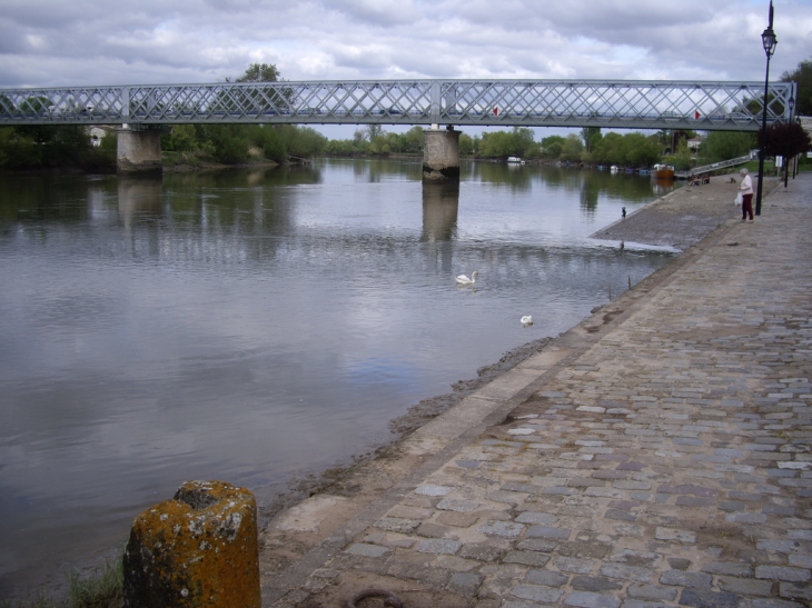 Le port et le pont métallique sur la Dordogne. - Branne