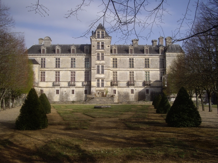 Le château des ducs d'Epernon 17ème et l'église gothique 15ème. - Cadillac