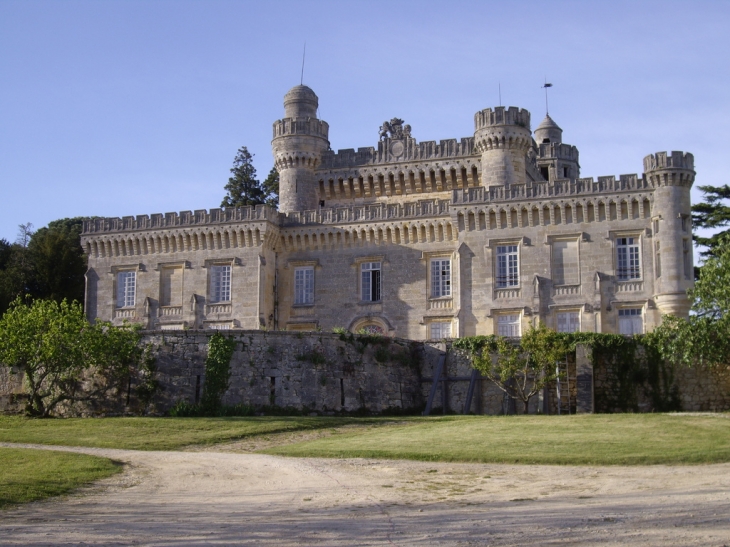 Château de Camarsac 14ème restauré 19ème.