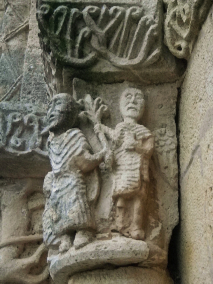 Chapiteau sculpté d'une colonnette du portail. - Cardan