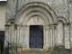 Le portail roman ouvragé de l'église Saint Saturnin.