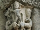 Chapiteau sculpté d'une colonnette du portail.