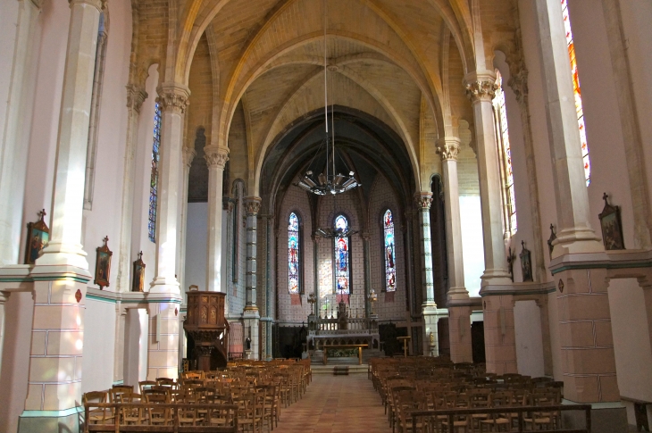 Eglise Saint Louis : la nef vers le choeur. - Castets-en-Dorthe