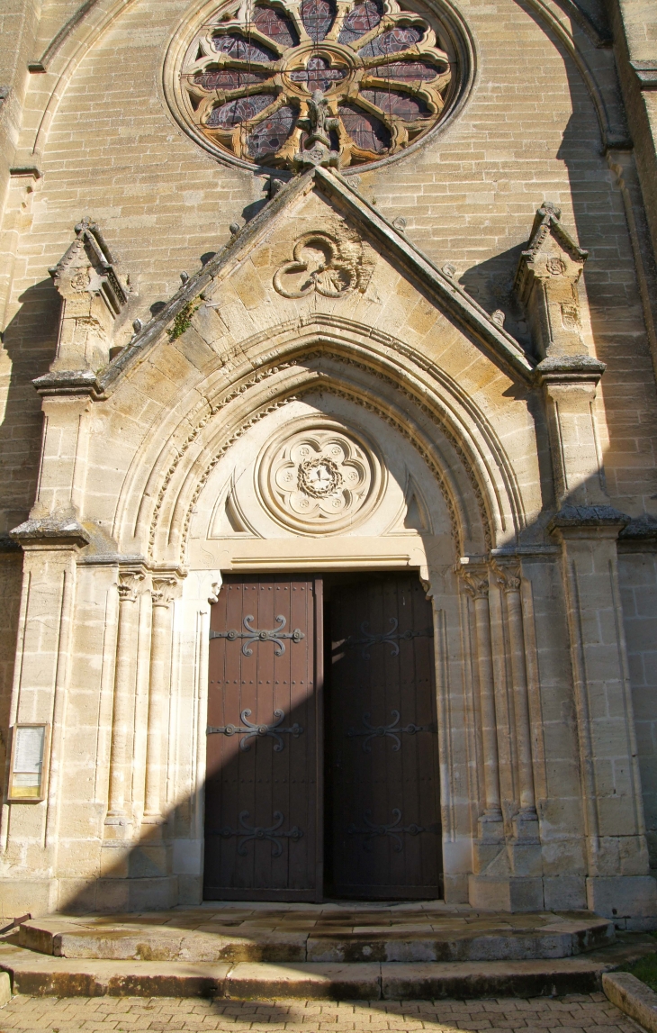 Le portail de l'église Saint Louis. - Castets-en-Dorthe