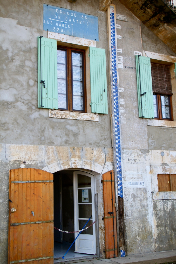 Echelle des crues de la Garonne sur la façade de la maison éclusière N° 53. - Castets-en-Dorthe